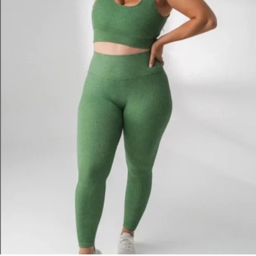 Balance Athletica Channel Serpentine Green Ribbed Leggings Size Medium?